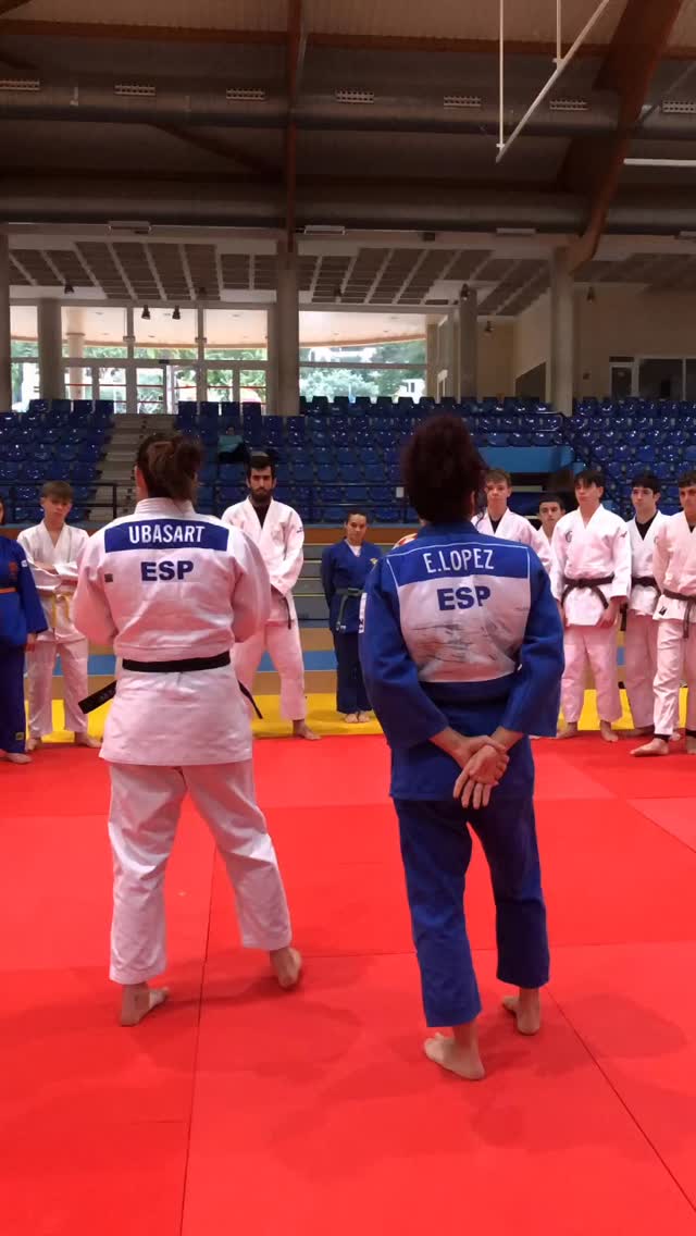 Este sábado hemos podido disfrutar del IV seminario de referentes de judo femenino, el primero de esta temporada. Esta vez con dos grandes judokas. La master class ha estado dirigida por @carlaubasart Excelente trabajo de kumikata y de su Tokui-waza, o-uchi-gari. Grandísima calidad como deportista, como judoka y como persona. Una lujo haber podido compartir Tatami con ella y aprender de su exquisito judo. Muy Top. En la segunda parte de la jornada @estrellajudo nos ha dado pautas de cómo afrontar la competición mentalmente. Claves y herramientas súper interesantes y muy importantes tanto para deportistas como para entrenadores. Estrella inauguró estos seminarios y ha sido un placer volver a verla de nuevo en el Tatami junto a los judokas de Ibiza. Gracias a las dos por vuestras simpatía, sencillez, cercanía y por todo lo que nos transmitís, esta es vuestra casa. Gracias también a todos los que habéis colaborado a que este seminario sea un éxito @gokyoryu_judo @gobycarcom @m.hotelibiza @hostalmarino
Que bonito es el judo!
@consell_eivissa
@rfejyda
@ajeivissa
@eivissaesports
@catiana_fuster_eivissa
#Judo #judofemenino #referentesjudo #judoibiza #judoeivissa