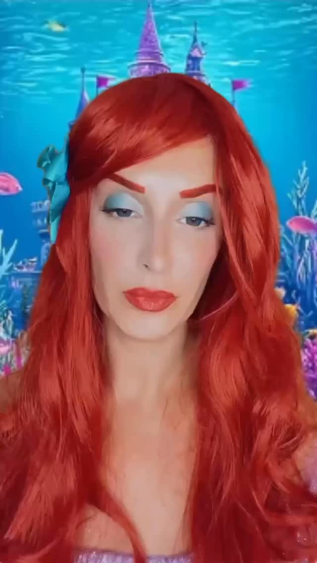 Quelle petite fille ne rêverai pas d’avoir sa chanson préférée dans son salon pour son anniversaire avec Ariel en personne pour l’interpréter ? 🥰💕🎤🎶.
#lapetitesirene #ariel #chansondisney #coversong #partirlabas