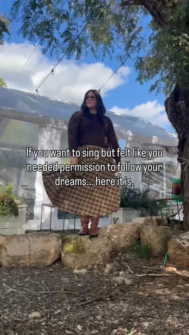 So many singers come to their first lesson saying,
“I don’t really know why I’m here… I’ve just always wanted to sing.”
Underneath that is usually an apology.
Like wanting this requires justification.
Here’s what I believe:
If you feel pulled to sing, that desire didn’t come from nowhere.
It’s from Hashem, and it’s worth listening to.
Whether you dream of stages or simply want your voice to feel free and alive in your body, it matters.
If this resonates, I’m here.
Link in bio to book a lesson.