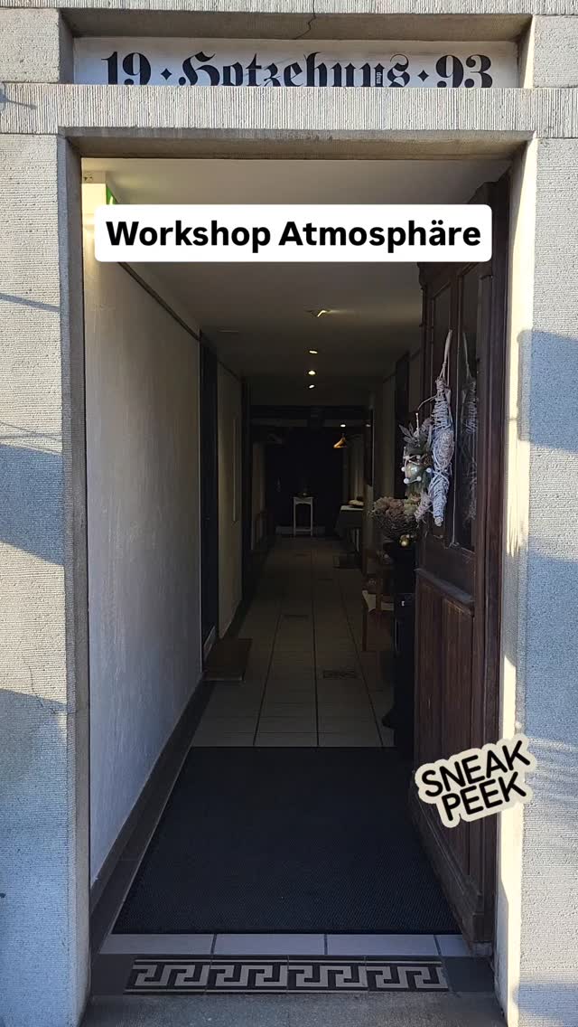 ➡️So sieht es aus an einem Workshop bei mir. Es ist mir wichtig, dass sich die Teilnehmer*innen wohl und sicher fühlen. Deshalb versuche ich, eine gemütliche Atmosphäre herzustellen. Die Bauernstube im Hotzehuus Illnau ist dafür sehr geeignet. Man fühlt sich fast wie zu Hause.
👥️Auch die Gruppengrösse darf nicht zu hoch sein, damit sich alle einbringen können ( max. 12 Personen).
📒Das Handout und der Notizblock wird sehr geschätzt und hilft, das Wissen und die Inputs auch über den Abend hinaus im Alltag zu integrieren.
🍪Für eine Stärkung zwischendurch und in der Pause und das gemütliche Ausklingen am Ende dürfen Getränke, eine Teeauswahl und Knabbereien nicht fehlen.
📚Ich nehme auch immer ein paar Bücher und Zeitschriften zur Anschauung mit.
Interessiert an einem Workshop? Hier (oder ☝🏻 in der Bio) findest du mehr dazu: https://www.feingesinnt.ch/workshops-hochsensibilit%C3%A4t.
Ich freue mich auf dich!
Herzlich, Jacky 🦋
#hochsensibilität #hochsensibel #neurodivergent #sensibel #workshop
COACHING
BERATUNG
HOCHSENSIBILITÄT
EMOTIONSREGULATION
STRESSREGULATION
ABGRENZUNG
POTENTIAL
SELBSTVERTRAUEN
MINDSET