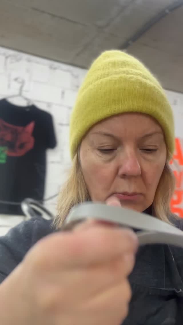 Ich weiss nicht wies dir geht, aber ich hab genug von Hochglanzcontent. Ich mag mich nicht mehr vergleichen. Mein Atelier ist manchmal dreckig, unaufgeräumt und alles andere als Instagram tauglich. Ich hab besseres und wichtigeres zu tun als allzeit präsentabel zu sein und ich wünsch mir mehr ehrlichen Content. Braucht Mut.