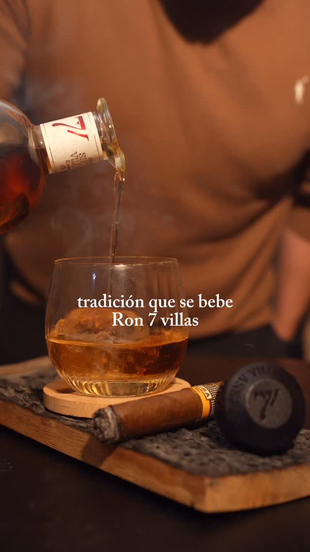 Hay momentos que invitan a bajar el ritmo.
A disfrutar sin prisa.
7 Villas es un ron pensado para esos instantes:
servido con calma, en un buen vaso, acompañado de un puro.
Un ritual sencillo, con carácter y tradición.
🥃 7 Villas. Tradición que se disfruta.