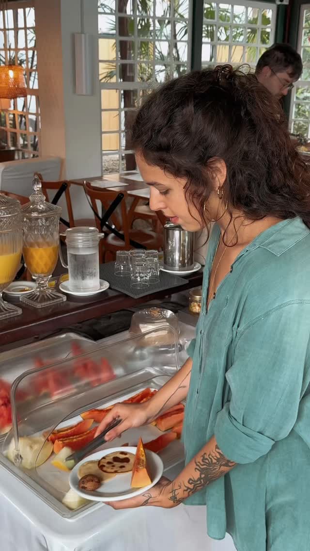 O dia começa devagar na Pousada do Príncipe.
Mesa posta, sabores frescos, luz entrando sem pressa.
Um café da manhã pensado para quem entende que luxo também é tempo.
Aqui, cada manhã é um convite para sentir Paraty no ritmo certo.
⸻
Mornings unfold gently at Pousada do Príncipe.
A beautifully set table, fresh flavors, soft morning light.
Breakfast here is designed for those who know that true luxury is time.
Every morning is an invitation to experience Paraty at its own pace.
#PousadaDoPrincipe #CafeDaManha #Experiencia #Paraty