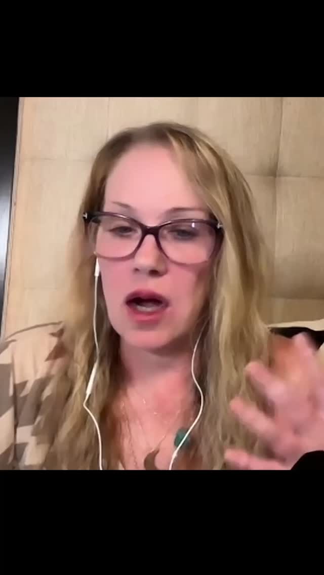 You get older and you finally speak your truth—only to wonder if it’s a mask too. Christina asks the question we’re all afraid to: Who *am* I?
@jesposito @catyezbak #christinaapplegate