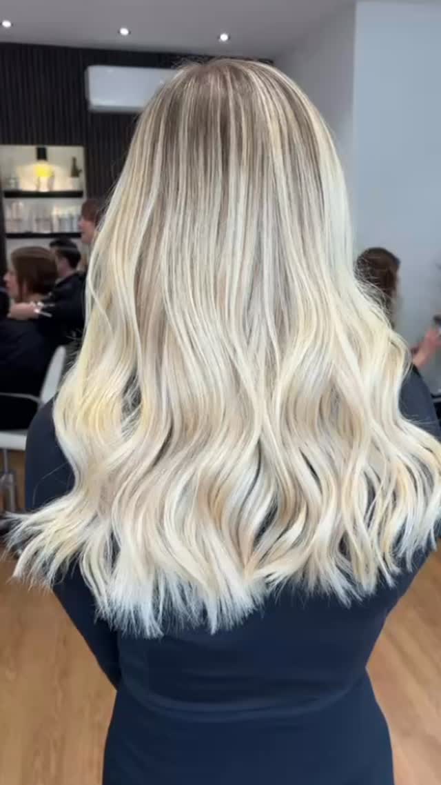 Hair envy 😍
This client added extension to add length, fullness and brightness to her hair. By adding more blonde hair via the extensions the colour also looks brighter.
Thinking about extensions to enhance your colour? Drop us a DM 💚