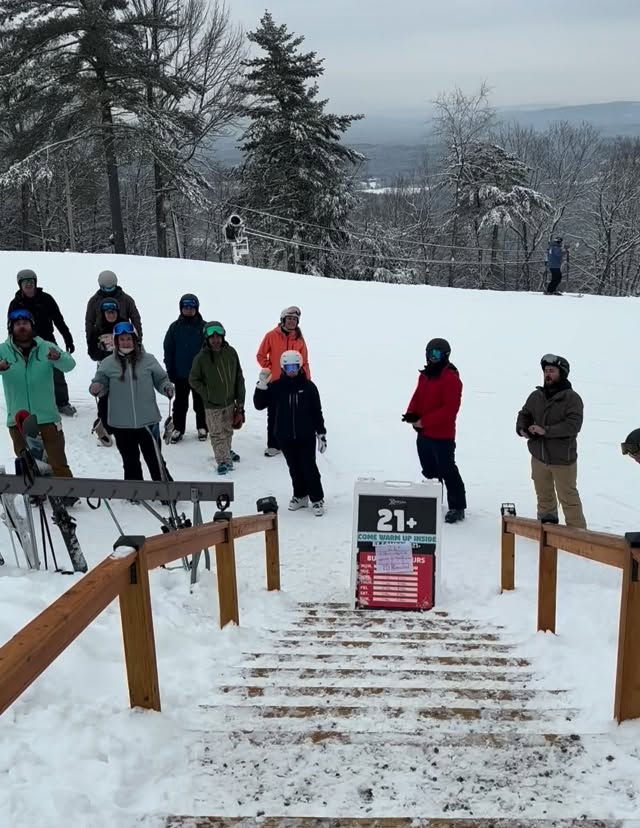 These amazing customers were lined up and excited for us to open! It’s an awesome day to ski and grab a drink🎿🍹Stop by and see us on the summit of @patspeakskiarea! Happy Sunday everyone😊 #airstreambar #summitdrinks #skinh #skiing🎿 #cocktails