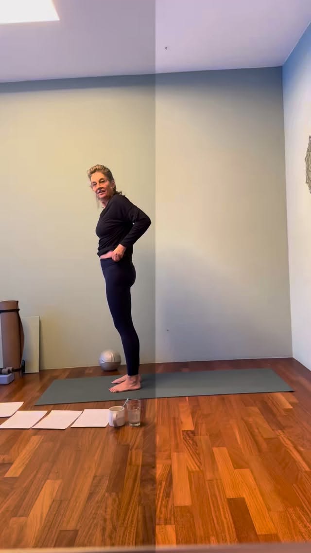 Beweg dich mehr, dann geht es dir besser.
Die Forschung ergänzt:
Beweg dich so, dass es zu dir passt.
Dann wirkt Bewegung nachhaltig.
Regelmäßige Bewegung in der Freizeit kann Stress, Ängste und depressive Verstimmungen reduzieren.
Aber zu viel Ehrgeiz kann diesen Effekt aufheben.
Was wirklich zählt:
Ein angenehmes Tempo
Freude statt Druck
Ein unterstützendes Umfeld
Yoga wirkt ganzheitlich,
weil nicht nur der Körper bewegt wird,
sondern auch Nervensystem, Atmung und innere Ruhe angesprochen werden 🌿
#goldenageyoga #mrsbitziyoga #yogaeveryday