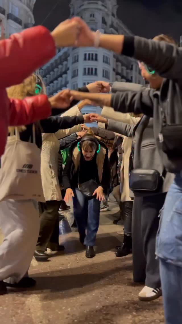 Así se vive Valencia cuando decides hacer algo diferente. 🎧🔥
👉🏼 Comenta “Silencio” y te enviamos toda la info para vivir la próxima experiencia.
Te pones los cascos, todos escuchan la misma música
y de repente pasa: sube la energía, aparecen las sonrisas
y el cuerpo empieza a moverse casi sin pedir permiso.💛
BAILALOLOCO en Valencia no se explica del todo…
se siente, se baila y se queda contigo.
#Bailaloloco #DiscoTour #Valencia #PlanesDiferentes #ExperienciasÚnicas BuenRollo