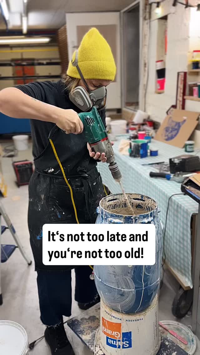 Ich bin 55 und mach mich gerade selbstständig, in einem Alter in dem andere sich bereits mit der Frühpensionierung auseinandersetzen. Es braucht Mut, jeden Tag. Ich kämpfe mit der Unsicherheit. Bin ich zu alt? Hab ichs drauf? Schafft mein Körper das? Nimmt man mich noch ernst, gerade auf social media. Die Alternative ist, es nicht zu tun und mich immer zu fragen: hätt ichs geschafft? Wie hätte es sich angefühlt? Warum hatte ich den Mut nicht?
Du kannst mich auf meinem Weg in die Selbstsändigkeit begleiten, wenn du magst. Und wenn du auch grad dran bist, oder dich mit dem Gedanken trägst dich selbstständig zu machen, schreibs in die Kommentare! xx Janet