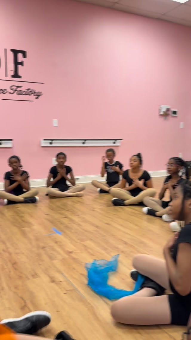 ✨ What a royally great Thursday with Princess Ms. Tianna! 👑💕
We LOVE a good affirmation at the studio—say it, believe it, and watch it come true! 💫
Dream big, work hard, and dance even harder ✨🩰 #AffirmIt #PrincessPower #StudioVibes