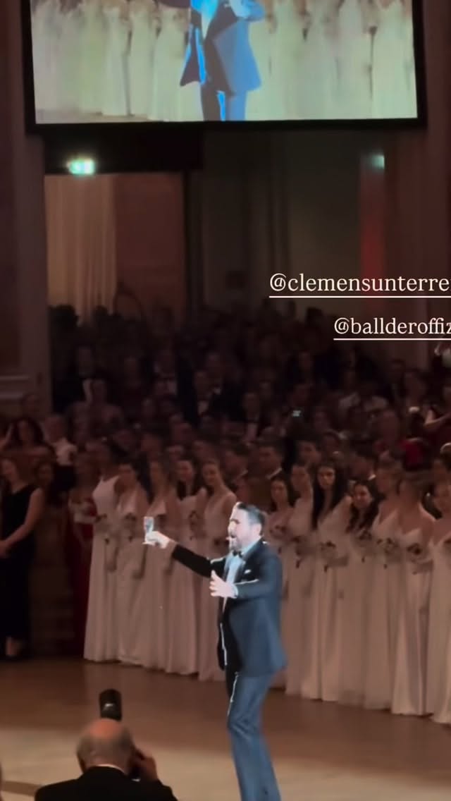 Ball 2 - Eröffnung des 77. OFFIZIERSBALLS 🎶 Der absolut sicherste und schneidigste Ball der heurigen Ballsaison 😎 mit Gewinnspiel für Tickets für MADAMA BUTTERFLY 2026 🎶 🏰 🦋 @Clemens Unterreiner @bundesheer.online @ballderoffiziere #ClemensUnterreiner #ballderoffiziere #kammersänger #bundesheer #operburggars 📸©️CU | Ball der Offiziere | Social Media | Oper BURG GARS