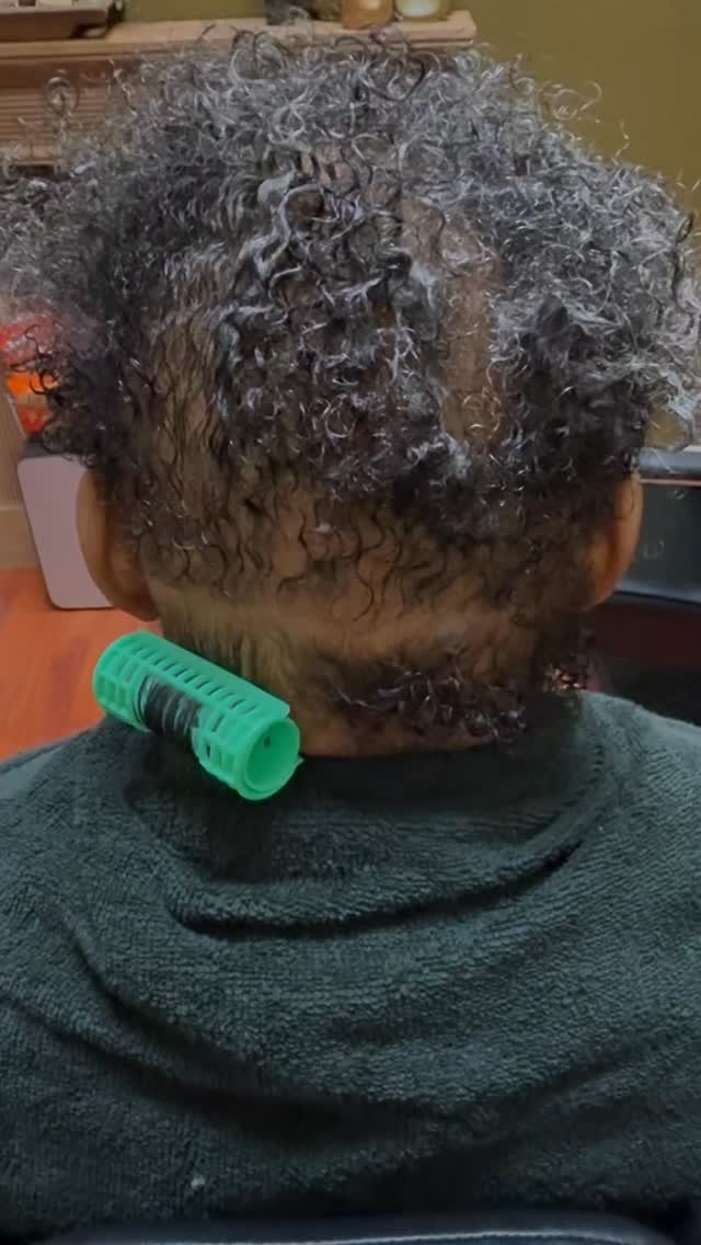 A great way to add volume to low-density hair is a good ol’ wet roller set. Using larger rollers gives the hair a looser wave once the curls have been combed out that adds volume. Are you ready to sit in my chair? #bethestormbaby #makeitrayn #octoberrayn