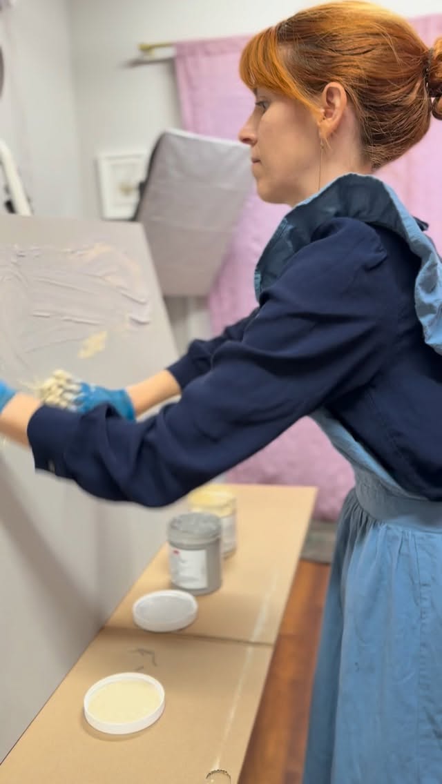 Materials 👇 Was the sound cringy or therapeutic for you??
Here are the materials I’m using thanks to recommendations from @ruthfittonportraits :
MDF panel
Michael Harding Non Absorbant Acrylic Primers- Neutral Grey N 7 and Titanium Buff
180 grit sandpaper
The steps:
Lay down a coat of primer onto your board according to the texture you would like, you could use an old paintbrush, apply with your hands (10/10 recommend as a therapeutic exercise), or even use a spatula. This was an unprimed piece of wood so I’ve got 3-4 layers of gesso on it. After each layer is dried, gently wet sand it with a fine grit sand paper, wipe off with a paper towel, and repeat.
Time to paint!
#emilyfossumart #artistmom #artasmr #artmaterials #artprocess