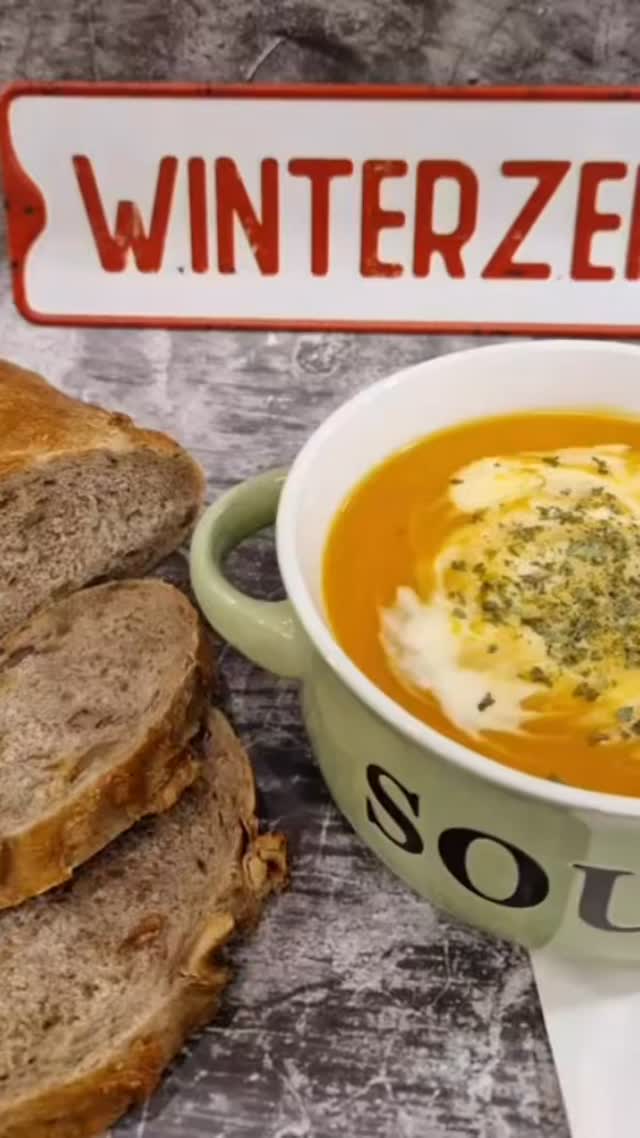 “Cozy January”
Süsskartoffel-Karotten-Suppe
Was gibt es besseres bei diesem grauem und kaltem Wetter, als eine gesunde, leckere und cremige Suppe. Locker leicht zubereitet und schmeckt köstlich.
Wenn Ihr Süsskartoffeln liebt, probiert diese Suppe aus.
Zutaten für 4 Personen:
2 grosse Süsskartoffeln
2 grosse Karotten
1 Zwiebel
1 Knoblauchzehe
700-800 ml Gemüsebouillon
Etwas Rahm
Salz, Pfeffer, Muskatnuss
Brot
Zubereitung:
Die Süsskartoffeln und Karotten schälen und in Stücke schneiden. Zusammen in Salzwasser kochen, bis sie weich sind.
Zwiebel und Knoblauch fein schneiden und in einer Pfanne anschwitzen. Nun schüttet Ihr die Süsskartoffeln und Karotten ab und gebt diese zu den Zwiebeln und Knoblauch in die Pfanne. Die Gemüsebouillon dazu giessen und kocht das Ganze kurz auf.
Nun nehmt Ihr den Topf von Herd und püriert alles fein mit einem Pürierstab. Mit Salz, Pfeffer und Muskat abschmecken.
Rührt noch 2 TL Rahm unter und serviert die Suppe mit Brot.
En Guete !
#thekitchenwitches #suppen #gesundundlecker #gesundessen #süßkartoffel karotten einfachkochen schnellerezepte suppenzeit suppenrezept
soup souprecipe sweetpotato