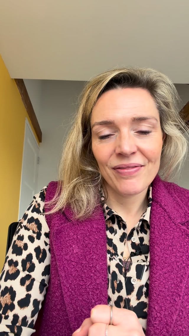 Zo lang je mind alles wat op je afkomt identificeert als een probleem wat (door jou) opgelost moet worden, verlies je focus en energie.
En zo merk je dat je aan het einde van de week te weinig ruimte hebt kunnen maken voor jouw belangrijke projecten en groei.
To Stay in Your Lane heb je een cruciale vaardigheid te leren:
Het verschil kunnen zien tussen:
“dit is een echt probleem in het hier en nu”
en
“dit is mijn hoofd dat er iets van maakt.”
Daar gaat m’n nieuwste podcastaflevering over. 🎧 #72 de link vind je in m’n profiel.