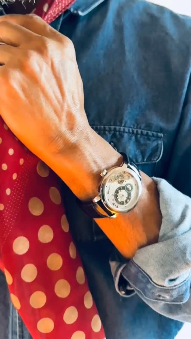 Time doesn’t need to shout.
Just details, patience, and precision.
PanoInverse XL — mechanical poetry on the wrist.
APC denim + a silk neckerchief knot… quiet statement, locked in.
#jaymznylonofficial #GodfatherOfAfroTech #GlashutteOriginal #PanoInverseXL #WatchCollectors