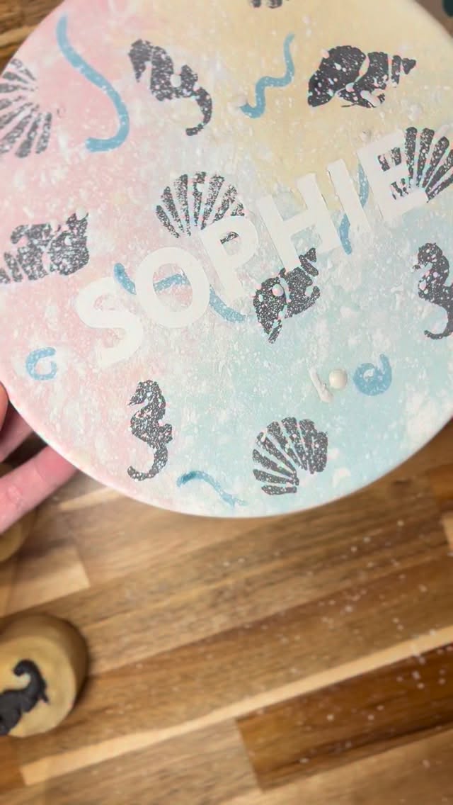 How to create a personalised name plate using a vinyl stencil 🎨
Stencil on → paint freely → peel to reveal ✨
Part 2 = the most satisfying bit 👀
#potterypainting #vinylstencil #ceramicart #oddlysatisfying #creativeprocess