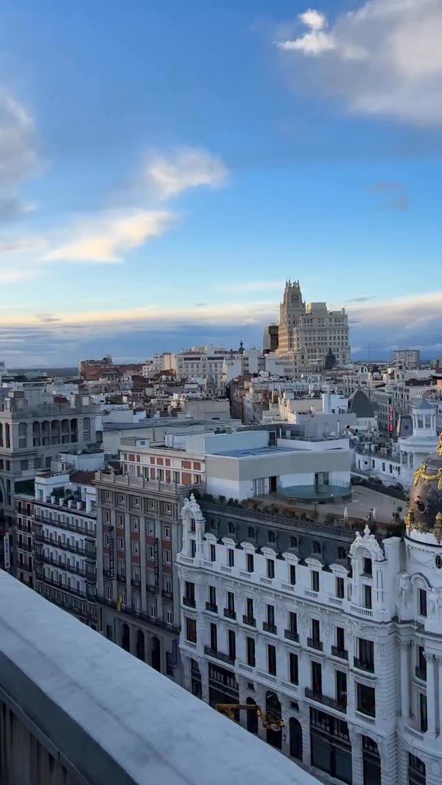 Hoy hemos estado en la terraza del Círculo de Bellas Artes, en pleno centro de Madrid, trabajando un ejercicio de fotografía panorámica.
La idea era sencilla pero muy potente: aprender a mirar el espacio como un todo, entender cómo se construye una imagen a partir de fragmentos, cómo cambia la lectura cuando decides dónde empiezas y dónde terminas la panorámica. No se trata solo de técnica, sino de pensar la imagen antes de disparar.
#tipsdefotografia #clasesdefotografia #tutorialfotografia #madrid
