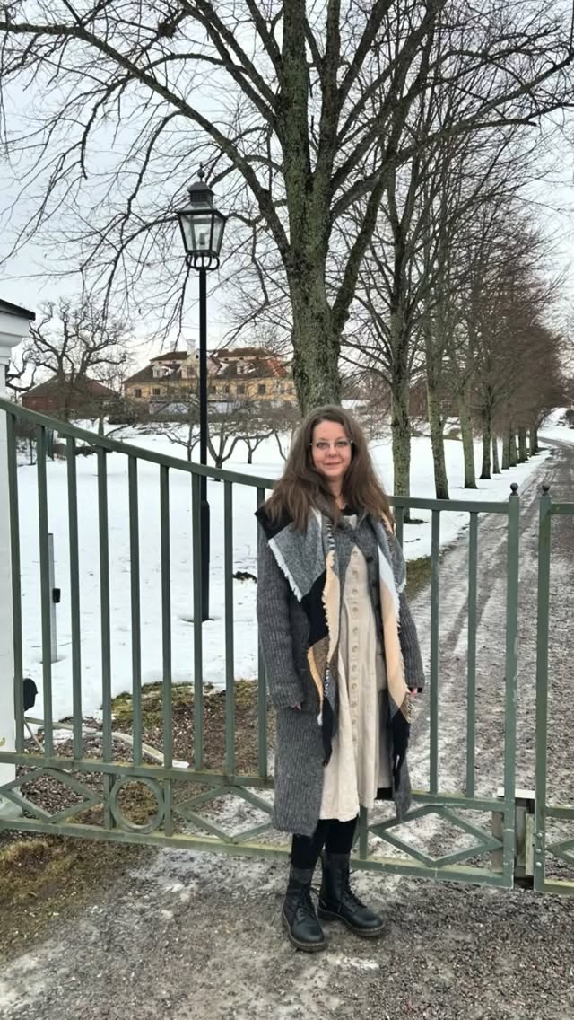 Idag fick maken agera chaufför, filmare och inte minst manushållare (se bild!) när vi var ute vid några av platserna i min historiska roman Borgens barn.
Bjuder på några bloopers också och snart kommer filmklipp från de de här och flera platser!
Har du hunnit läsa eller lyssna på boken? Berätta gärna vad du tyckte!
#strängnäshistoria #historiskamedia #bokseriensläkten #räfsnäskungsgård #gripsholmsslott
