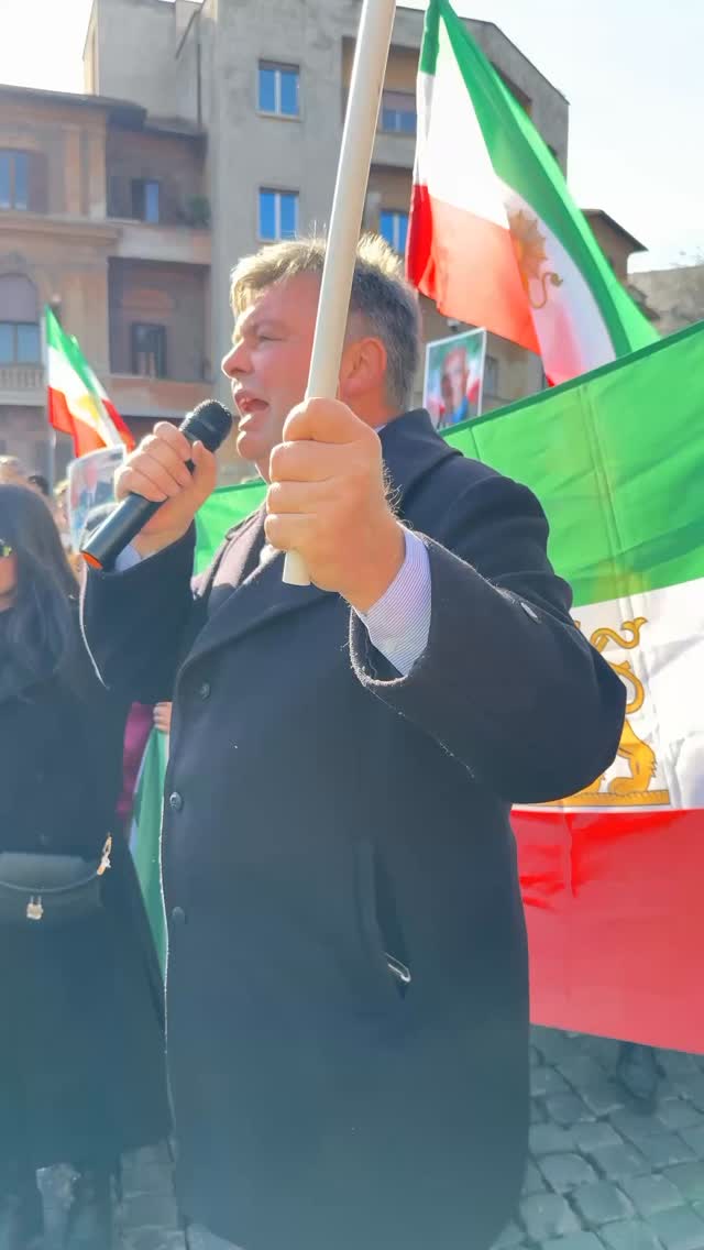 Oles Horodetskyy, rappresentante della comunità ucraina in diaspora, ha partecipato alla manifestazione di sabato 17 gennaio a Roma insieme ad altri cittadini ucraini, unendosi alla marcia degli iraniani in sostegno alla rivoluzione del popolo iraniano.
Durante l’evento ha tenuto un breve intervento di solidarietà e vicinanza tra i popoli.
#rivoluzioneiran2026 #roma #ukraine #iran