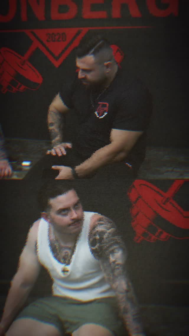 Parceria de verdade é aquela que olha para o aluno antes de olhar para o treino. 💪 🤝
Em uma conversa alinhada entre eu e o @rodrigo_brazz, foram identificados ajustes importantes no treino do @gbciate levando em conta incômodos recorrentes em alguns exercícios, histórico recente e, claro, o contexto real da rotina, inclusive a viagem de fim de ano, que exigiu direcionamento estratégico para manter constância sem perder tudo o que já foi construído até aqui.
Esse tipo de troca mostra o valor de profissionais experientes trabalhando juntos, com atenção individual, escuta ativa e decisões baseadas no que o aluno realmente sente e precisa — não em protocolos genéricos.
E como treino também é conexão, confiança e ambiente leve…
📌 Teve ajuste técnico
📌 Teve orientação consciente
📌 E teve aquela resenha que a gente gosta demais 😆
Evoluir com responsabilidade, consistência e bom humor.
Tamo junto 🫡