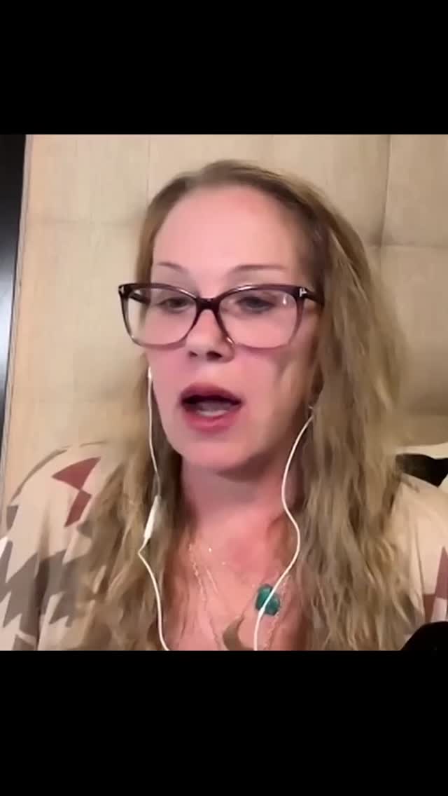 “I’m not verified. I’m not on some beautiful MS journey. I’m pissed.”
Christina’s not sugarcoating it—and that’s exactly why it hits. She’s not here to be your inspirational reel. She’s here to tell the truth. And sometimes the truth is rage.
@jesposito @catyezbak #christinaapplegate