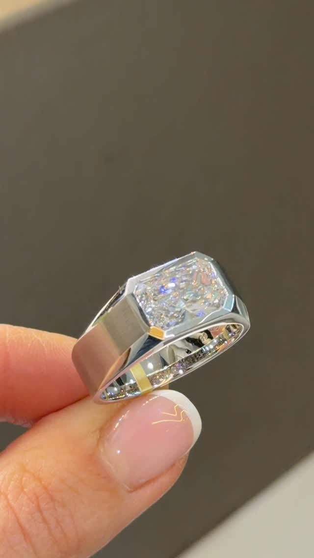 The notion of men wearing diamond jewellery has evolved significantly, some even seeing it as a luxurious “must”. Our newest sleek creation men ring with a 4ct radiant cut diamond. #menrings #herenring #herenjuwelen #shoppinginantwerp #antwerpshopping