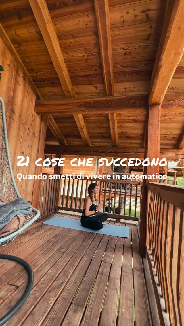 Vivere in automatico è comodo.
Ma a lungo andare, ti allontana da te stessa.
Quando inizi a essere presente, succede questo:
1. Ti accorgi di come respiri
2. Ascolti il corpo
3. Rallenti naturalmente
4. Senti le emozioni
5. Non scappi subito
6. Diventi più onesta
7. Smetti di fingere forza
8. Cambia il modo in cui scegli
9. Diminuisce il rumore
10. Aumenta la chiarezza
11. Ti senti più radicata
12. Non cerchi risposte immediate
13. Accetti il processo
14. Ti senti più viva
15. Torni a sentire
16. Cambiano le priorità
17. Ti ascolti davvero
18. Smetti di rincorrere
19. Vivi più intenzionalmente
20. Ti riconosci
21. Torni al centro
Questo è il lavoro più profondo che esista.
Ed è anche il più semplice.
👉 Se vuoi creare uno spazio quotidiano di presenza,
la challenge dei 21 giorni è aperta.
Link in bio o scrivimi “challenge” in DM.