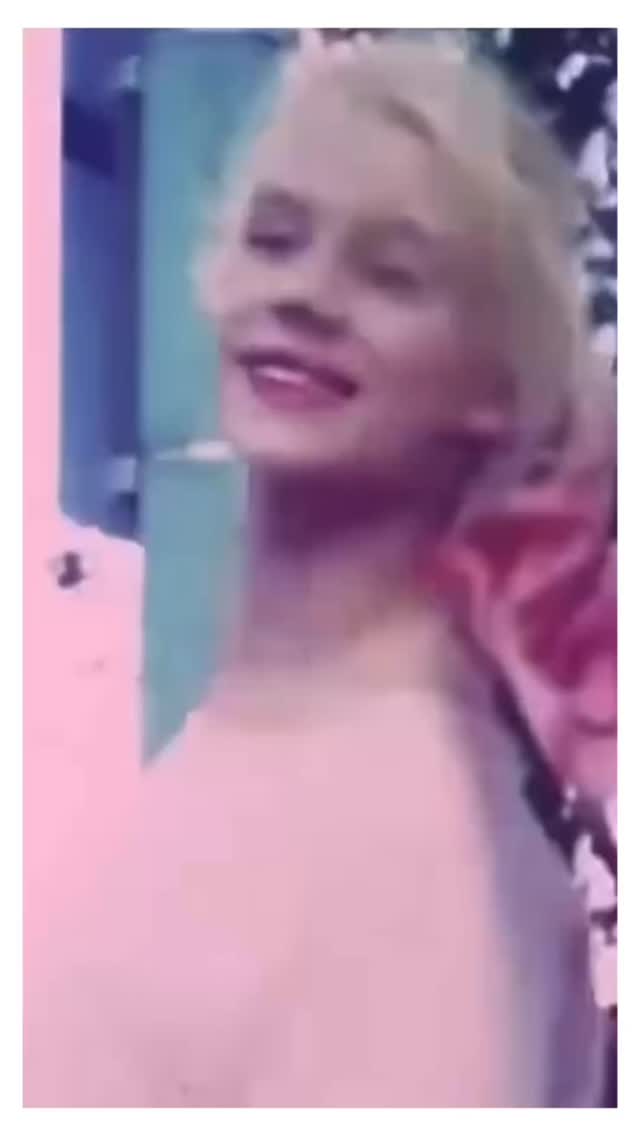 Sensuel revolution…
Jeg ønsker at tage begrebet sensualitet tilbage til dets oprindelige tilhørsforhold, for i dag bliver det sensuelle ofte reduceret til seksualitet, tiltrækning, performance og det at blive set, fornemmer jeg.
Men sensualitet er langt mere end dét – og i sin kerne handler det ikke om andres blik, men om indre kontakt til os selv. Hvis vi som kvinder skal træde mere ind i vores feminine kraft, kræver det, at vi genopdager og forløser vores forhold til sensualitet – ikke som noget, vi gør, men som noget, vi er.
Det sensuelle felt handler om:
~ at være kropsligt og sanseligt bevidst
~ at have fokus på udstråling frem for udseende
~ at være forbundet med sine følelser og sit indre liv
Jo mere en kvinde tillader sig at være sensuel i sin væren, desto mere træder hun ind i det, man kunne kalde den enkle luksustilværelse – en måde at leve på, der føles nærende, sand og dybt tilfredsstillende.
Dette opslag er en indledning til flere opslag, hvor jeg vil udfolde sensualitet som kvindelig intelligens, livskraft og kropslig forankring.
Så forhåbentlig på kærligt gensyn…
Pernille 💗
Videoklip fra filmen Paris, Texas
______________________________________
#kropsligvisdom #sensuelværen #livetsovergange #femininintegritet #indrenavigation