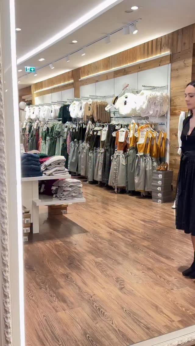 So einfach verändert sich ein Dirndl mit den richtigen Accessoires.
Komm vorbei, probier es aus und style deinen Look direkt bei uns im Store.
👉 Vorbeikommen. Anprobieren. Kombinieren.