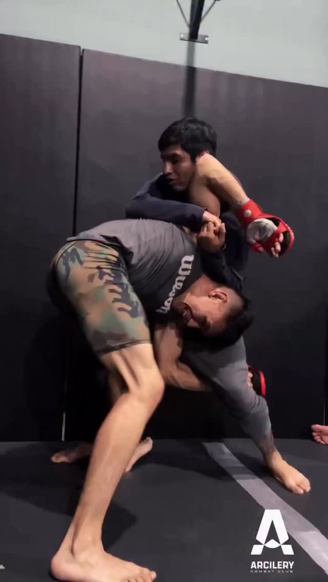 Cuando el profe @erick_villaluz explica, todo hace sentido, no es fuerza, es técnica, solo en ARCILERY.
.
.
.
.
.
.
#teamarcilery #artesmarcialesmixtas #mma #defensapersonal