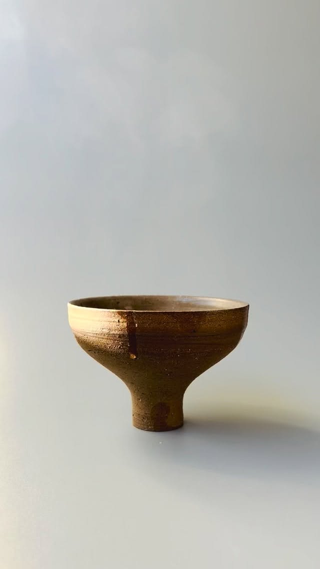 W O R K S H O P S
Tee ist mehr als ein Getränk.
Ein Ritual, ein Moment der Ruhe.
Man hält etwas Warmes in den Händen und nimmt sich Zeit.
Beim Drehen ist es ähnlich:
Zu viel Druck – die Form verschwindet.
Zu wenig – sie entsteht gar nicht.
Ein leises Zusammenspiel aus Aufmerksamkeit und Gefühl.
Die Tasse, die ihr formt, wird später euren Teemoment begleiten.
Kleine Unregelmäßigkeiten machen sie besonders –
ein Ruheanker im Alltag, der an den Moment erinnert. Achtsam.
Workshops:
ZEN·trier Dich. FOKUS•Tee
27.01 oder 21.02.
Drehe deine Teetasse
cl-ay.de
•
W O R K S H O P S
Tea is more than a drink.
A ritual. A moment of calm.
You hold something warm in your hands and take your time.
Pottery is similar:
Too much pressure – the shape disappears.
Too little – it never forms.
A subtle interplay of attention and feeling.
The cup you shape will later accompany your tea moment.
Small imperfections make it special –
a quiet anchor in daily life, reminding you to pause. Mindfully.
Workshops:
ZEN·ter Yourself. FOCUS•Tea
Jan 27 or Feb 21
Shape your own tea cup
cl-ay.de
#Tee
#Drehscheibe
#achtsamkeit