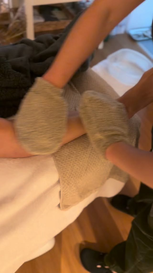 Tauche ab in die Welt Japans. 🇯🇵✨ Unsere Hanakasumi™ Behandlung ist mehr als nur eine Massage – es ist eine regenerierende Reise für Körper und Geist, inspiriert von der traditionellen japanischen Badezeremonie.
Was dich erwartet:
🌸 Einzigartiges Peeling mit Handschuhen
🌸 Wohltuende Fuß- & Körpermassage
🌸 Der Duft von Kirschblüten und Lotus
Gönn dir deine Auszeit für nur 99,- €. ✨#Hanakasumi #Sothys #JapanischeBadezeremonie #Körperbehandlung #WellnessKrefeld