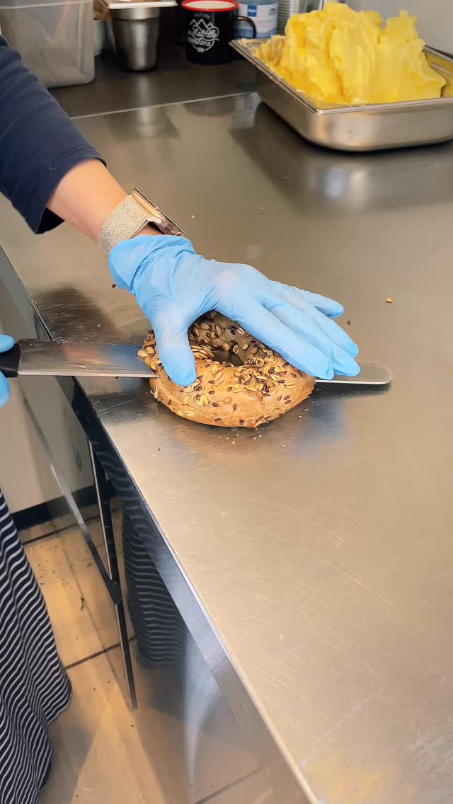 Einfach. Frisch. Bio!🍅🌱 Unser Tomate-Mozzarella Bagel ist die perfekt Antwort auf euren Hunger zur Mittagszeit. Körniger Bagel mit saftigen Tomaten und cremigem Mozzarella. Ein echter Sattmacher und super lecker!😋