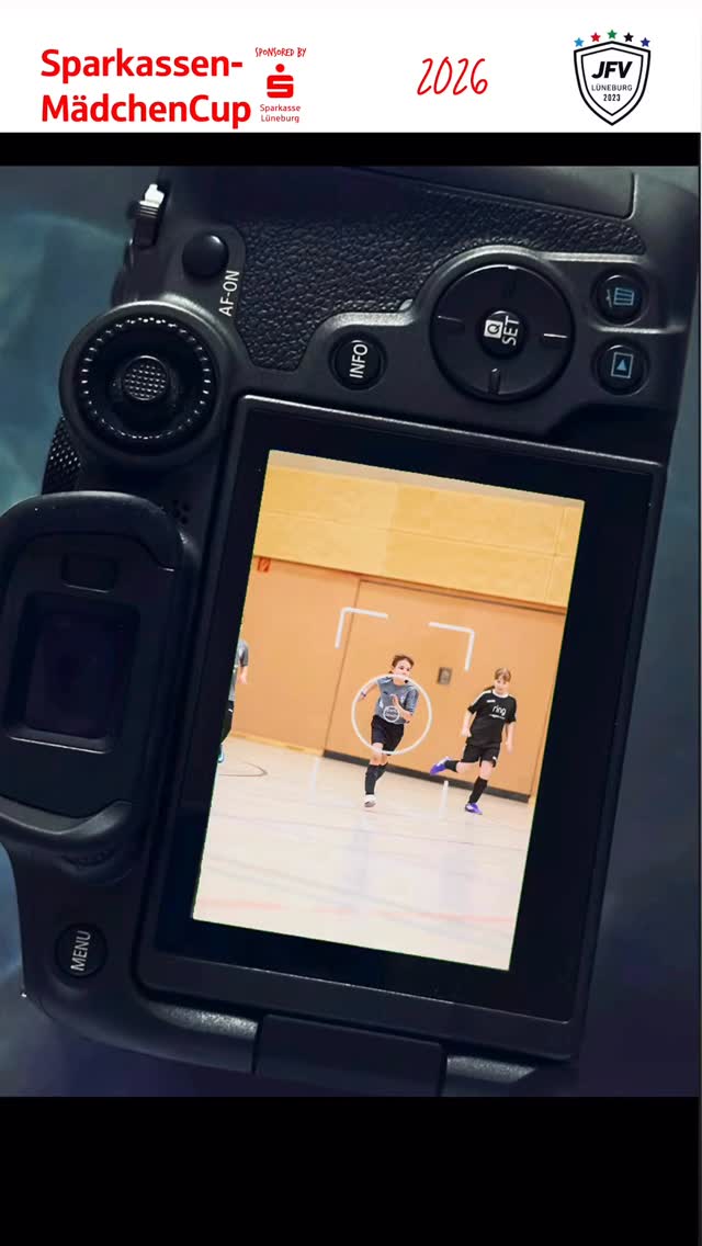 ⚽💙 Sparkassen-MädchenCup 2026 – was für ein Wochenende! 💙⚽
Am 17. & 18. Januar 2026 durften wir mit dem JFV Lüneburg den ersten Sparkassen-MädchenCup in der IGS Kreideberg ausrichten – zwei Tage voller Mädchenfußball, Teamgeist, Emotionen und ganz viel Begeisterung. 🫶
Ein großes Dankeschön an die Sparkasse Lüneburg, die dieses Turnier möglich gemacht und den Mädchenfußball in unserer Region stark unterstützt hat. Ebenso danken wir der Hansestadt Lüneburg und Jule Grunau, ehrenamtliche Bürgermeisterin, für die sichtbare Unterstützung.
💪 Der JFV Lüneburg war mit drei Teams aus verschiedenen Jahrgängen vertreten – von leistungsorientiert bis Nachwuchs – und zeigte, wie breit und lebendig der Mädchenfußball bei uns aufgestellt ist.
✨ Ein echtes Highlight waren die Workshops & Show von Dominik Kaiser, bei denen teamübergreifend gelacht, gelernt und gemeinsam neue Skills ausprobiert wurden. Fußball verbindet – genau das war hier spürbar.
🙏 Ein riesiges Dankeschön geht außerdem an unsere engagierten Eltern, die mit Organisation, Tombola und Catering dieses Wochenende erst möglich gemacht haben – und an Kjell Kietzmann, der mit Herzblut hinter seinen Mädels steht.
🔜 Nach dem Sparkassen-MädchenCup ist vor dem nächsten Mädchen-Cup!
📸 Eindrücke vom Turnier findet ihr in unserer Bildergalerie auf unsere Website.
#Mädchenfußball #SparkassenMädchenCup #JFVLüneburg #Teamgeist #GirlsFootball Nachwuchsfußball Gemeinschaft