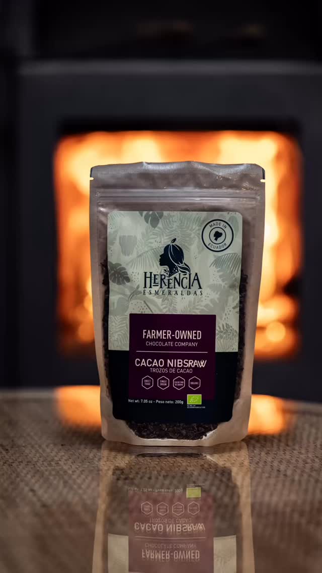 Die Kraft der Kakao Nibs
Kakao Nibs sind das Ursprünglichste, was Kakao zu bieten hat. Kleine Stücke fermentierter Kakaobohnen, naturbelassen, ohne Zucker und ohne Zusätze. Ihr Geschmack ist herb, klar und intensiv.
Sie enthalten wertvolle Antioxidantien, Magnesium, Eisen und Ballaststoffe. Das natürlich enthaltene Theobromin wirkt anregend, ohne den typischen Koffeinabsturz. Eine sanfte Energie, die lange anhält.
Kakao Nibs lassen sich vielseitig in den Alltag integrieren. Als Topping auf Joghurt, Porridge oder Smoothies. Im Müsli oder pur als knackiger Snack zwischendurch. In Energy Balls, Bananenbrot oder Muffins. Auch über Salate oder Bowls gestreut sorgen sie für einen herben Kontrast.
Ein ehrliches Lebensmittel für alle, die Kakao bewusst genießen möchten. Roh, kraftvoll und nah an seinem Ursprung.
Komm in unseren Laden an der Lamdlmühle oder bestelle im Webshop auf laChocolatera.de (linkinBio)
#kakaonibs
#kakao
#rohkakao
#naturbelassen
#superfood