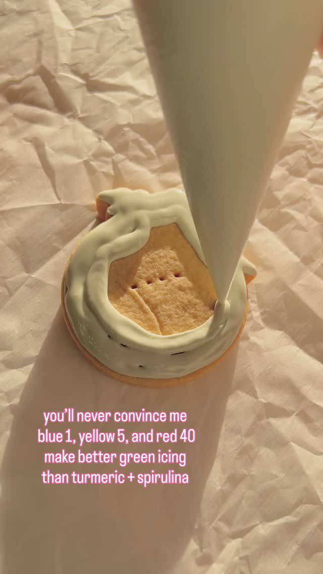 and that’s not even all that’s in the artificial stuff 👀
at @bakesandbitesbyg we choose plant-based coloring and thoughtful ingredients so you never have to second guess what you, your friends, and your family are putting in your bodies 🤍
#dyefree #customsugarcookies #madisonwi