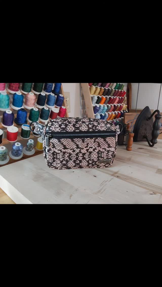 Rayna Sling, pattern by Linds Handmade. Rayna can be worn as a crossbody or a fanny pack! The wings on the side of the bag allow for it to lay flat against your body. I made this from vegan leather, and the interior is made from quilters cotton. This bag is just the right size to carry your phone and wallet. The petite size, 5 1/2 H x 7 1/2 W x 2 D, is what makes this bag so stinking cute!
#custombag #crossbodybag #fannypack #rayna #raynasling