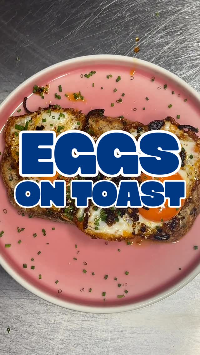 The eggs on toast 🫰🍳 Seeded sourdough from @fingalsbakery, sunny side up @cacklebean_eggs & our homemade crispy chilli oil, topped with a generous pinch of chives 😋