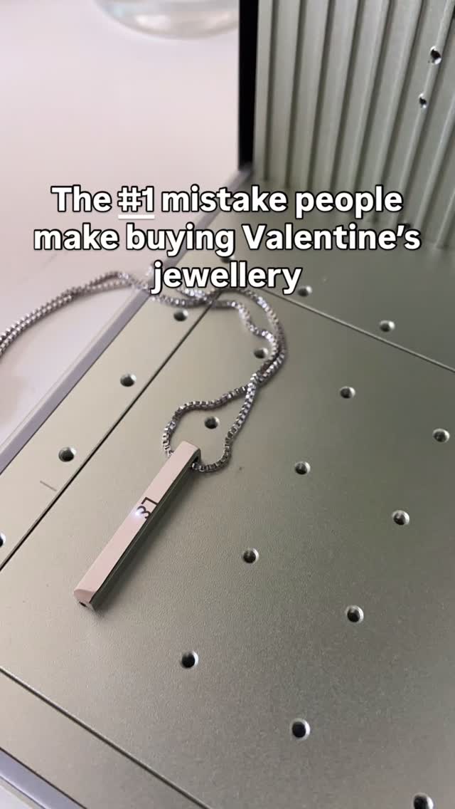 Valentine’s jewellery isn’t the problem…forgettable jewellery is.
The mistake isn’t spending too little or too much.
It’s choosing something generic that could belong to anyone.
When it’s engraved, it becomes personal.
A name. A date. A moment.
Something that actually means something, and gets kept 🤍
Save this if you’re choosing a Valentine’s gift and don’t want to miss the mark.
#engravedjewellery #charmnecklace #valentinesjewellery #namenecklace #jewellery
