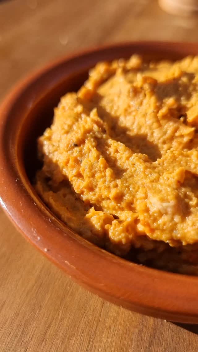 🥕 Houmous de carottes rôties
Qui a dit que le houmous se dégustait seulement nature ?
Je vous donne une idée pour amener encore plus de soleil dans mon houmous nature @loretta_1888_ ☀️
Une recette simple que j'ai adoré !
Je vous partage la recette sans attendre 💛
✨️ Ingrédients pour un bol apéro
• 350–400 g de carottes rôties
• 150 g de houmous nature @loretta_1888_
• 1 c. à soupe bombée de tahini
• 1 à 2 c. à soupe de mon huile d’olive extra-vierge fruitée
• ½ c. à café de paprika fumé
• jus de citron (quelques gouttes si besoin)
• sel
✨️ Préparation
1. Couper les carottes en dés et les rôtir au four à 200 °C pendant 30 à 35 min avec un filet d’huile d’oliv et du sel
2. Mixer les carottes encore tièdes avec le houmous et le tahini.
3. Ajouter l’huile d’olive, le jus de citron, le paprika et le sel
Il ne reste plus qu'à vous régaler avec des picos espagnols, du pain pita chaud, de la focaccia ou des bâtonnets de légumes 🫒
👉 Alors, vous êtes plutôt houmous nature ou aromatisés ?