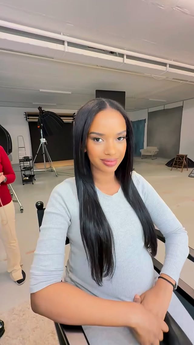 In ein paar Wochen hältst du dein Baby in den Armen.
Doch diese besondere Zeit –
wenn dein Bauch wächst
und dein Herz schon Mutter ist –
verdient es,
für immer in Erinnerung zu bleiben.
Buche deine Babybauch-Session
bequem online
auf www.veronikamarques.com
für den perfekten Moment
zwischen der 26.–30. SSW
MUA: @flor_bustos_makeupartist
Light: @profoto @nanlite_switzerland
Dress: @matusenko.store @bdressprops
#maternityphotography #babybauchshooting #schwangerschaftsshooting #swissphotographer #zürichphotographer