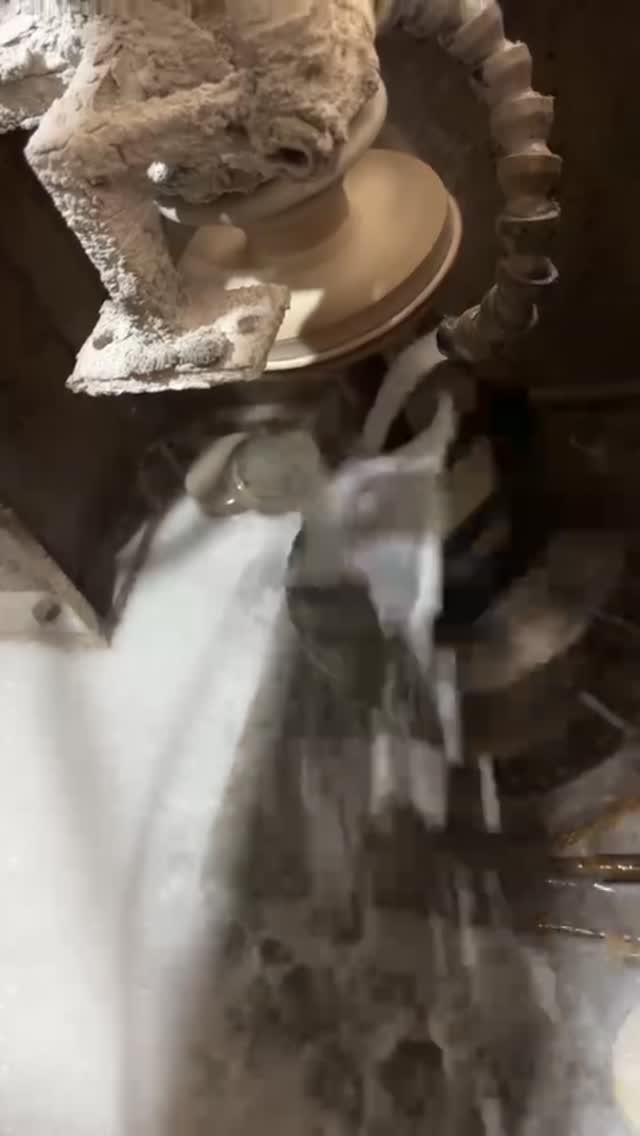 Une montée en puissance.
Les gestes s’accélèrent.
Les pièces prennent forme.
Le nouveau stock arrive très bientôt.
Comme toujours : petits drops, volumes limités.
Précommandes ouvertes.