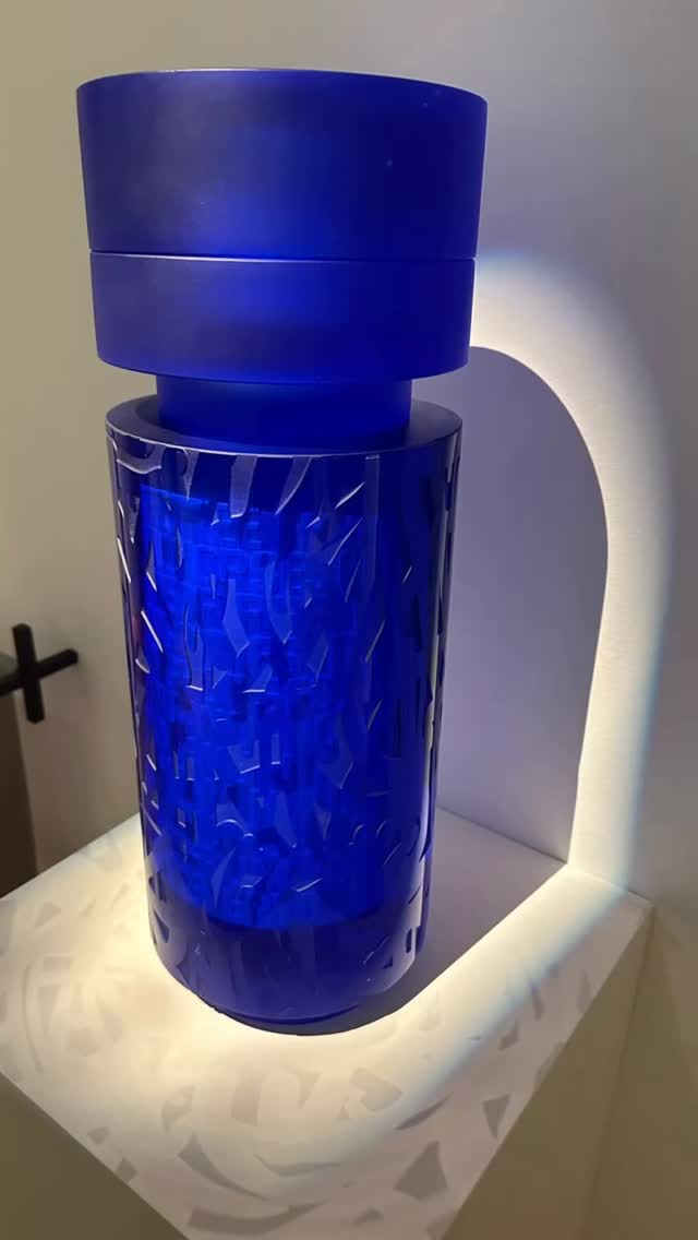 For the text on one of art objects in Glass Soul, Michal Škapa chose Nick Cave’s song Bright Horses @nickcaveofficial 🔍The object consists of five parts, and its production, testing, and bending of technologies took two years. The glass was melted at the Lhotský glassworks under the supervision of Zdeněk @_zdenek_lhotsky and Lucie @luciesvitorkova where the idea gradually transformed into matter. The author of an art urn is Michal Škapa @traun834 👏👌
Škapa vybral píseň Nicka Cavea Bright Horses. Objekt se skládá z pěti dílů a jeho výroba, zkoušky i ohýbání technologií trvaly celé dva roky. Sklo bylo utaveno ve sklárně Lhotský pod dohledem profíků Zdeňka a Lucie, kde se nápad postupně měnil v hmotu. Autorem umělecké urny je Michal Škapa.
#glasssoul #michalskapa #glassart #soucasneumeni #artinstallation #czechart #nickcave #brighthorses #sklo #design #craftmanship #ryl #artprocess #