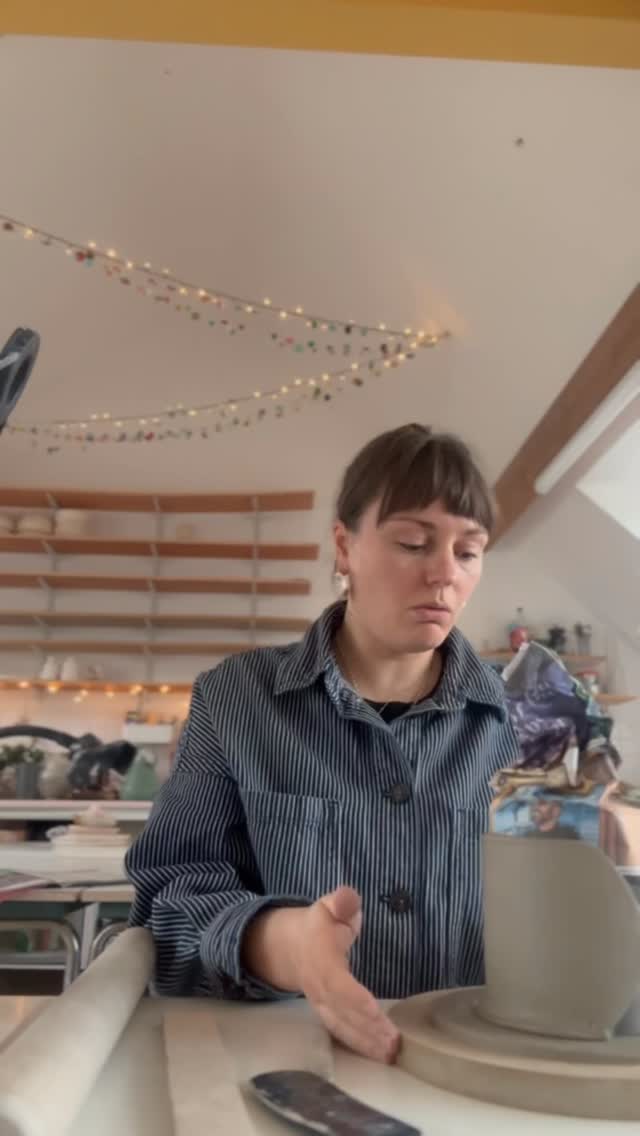 ✨week 2 of the throw down challenge - bookends✨
✨the technical challenge was too challenging for us as we didn’t have the right equipment so this week we followed the handbuilding challenge of making personalised crafted bookend✨
✨birthday girl Naomi did a stellar job making a birthday cake bookend, using a piping bag to add the slip as frosting. Obsessed!✨
✨join us next week to see what challenge we do next👀✨