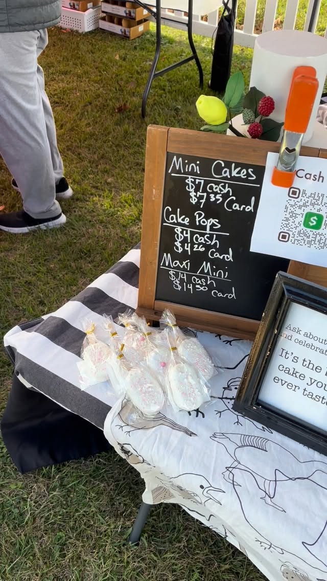 Out here in #santafe (Texas) at a little market called Piquet Fence. 10-3 14610 SH-6
Santa Fe, TX, United States #minicake #cakepops