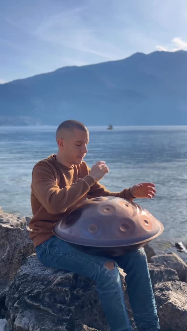 Stamattina, mentre eravamo per lavoro nei dintorni di Riva del Garda, ci siamo presi un momento di relax in riva al lago. 🏞️🦆
Da lì è arrivata l’ispirazione per un nuovo brano.
Qui senti un piccolo spezzone di questa nuova idea che piano piano inizierò a strutturare… 🎶
👉Che nome daresti a questo brano?
#filippopigaiani #bagnodisuoni #handpanmusic #suonoterapia
