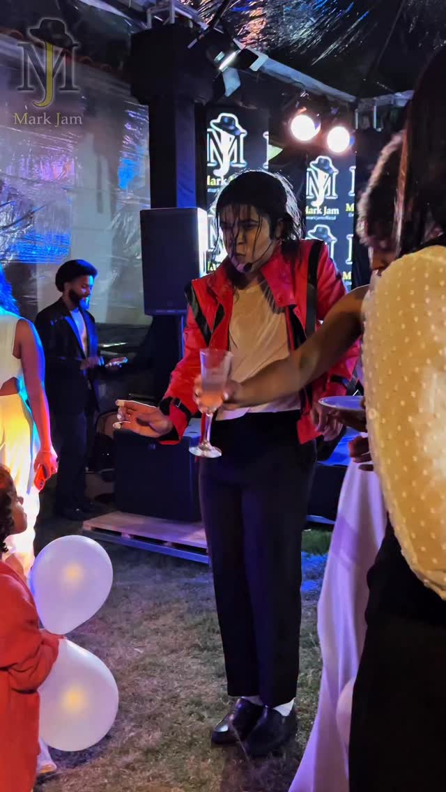 E quando coloquei a @darareeis e os convidados do casamento dela pra dançar “Thriller”?! 🧟♂️🕺🏾🔥
E aí, você também ia entrar na dança?? 👀