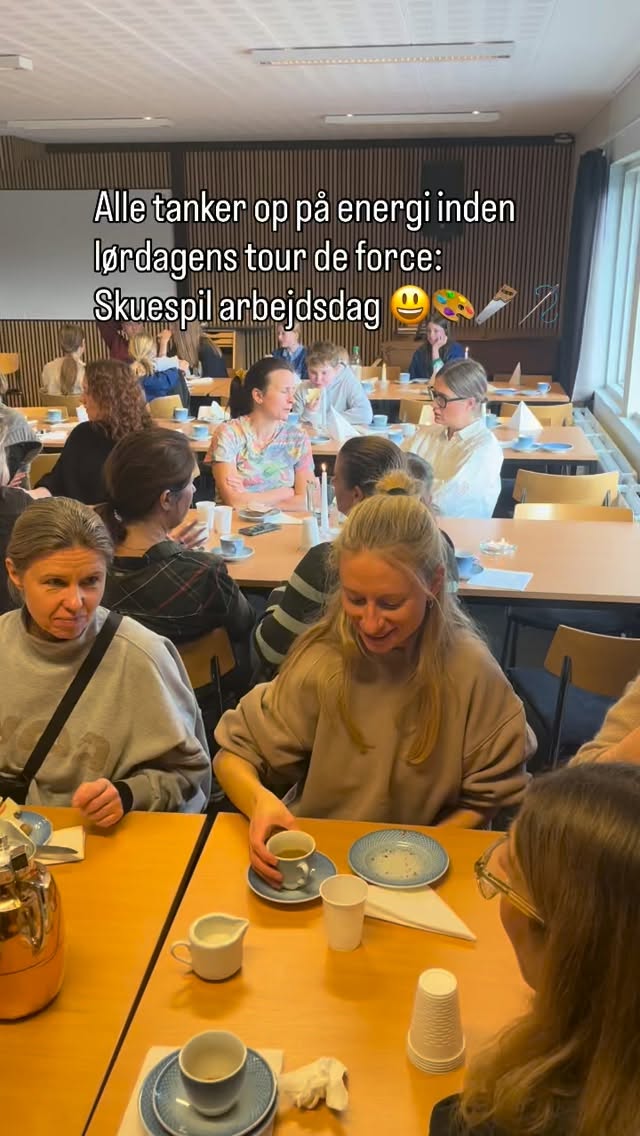 DER VAR ALTSÅ LIDT ‘I HUS TIL HALSEN’ over det i går, da 6. klasses elever og forældre myldrede rundt imellem hinanden på skuespil-arbejdsdagen 😄
Der var fuld gang i både gymnastiksalen, sløjd-, håndarbejde- og billedkunst-lokalerne - med pensler, hamre, symaskiner, skruetrækkere, malerbøtter, nål, tråd… og kaffemaskinen!! 😃🔨🎨🪡☕️
Det var simpelthen en skøn arbejdsdag, hvor vi fik taget et stort ryk med kulisser og kostumer til årets skuespil til skolefesten i uge 6.
Der var stor opbakning, god stemning og skøn arbejdsmoral - og det var dejligt at arbejde sammen og få talt sammen på kryds og tværs 🥰
Kæmpe tak for jeres store indsats 🙏❤️
Nu skal eleverne bare nusse om de sidste detaljer på kulisserne og gi’ den gas med skuespillet - og I kan godt begynde at glæde jer 🎭😃😍
Er der nogen af jer, der har gættet årets skuespil ud fra videoens små hints? 👧🏠🐴🐒😉
#Skuespil #Skolefest #fællesskab #herningfriskole #etgodtstedatlæreværeogvokse