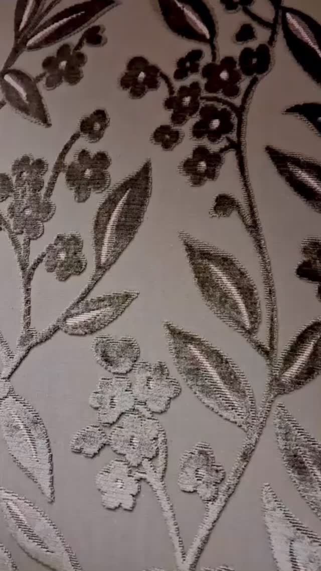 Nous avons réalisé la Recouverture de ce Fauteuil Voltaire avec un tissu à motif floral en velours vert amande.
Finition Crête Annecy couleur vieil or @passementeries_idf
#artisansgardois
#tapissiernîmes
#savoirfairefrancais
#interiordecoration